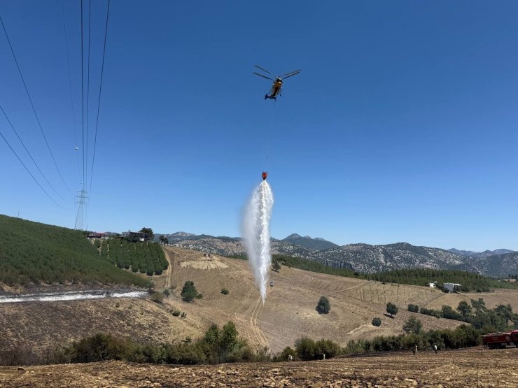 Orman yangınının büyümesini belediye işçisinin hızlı hamlesi önledi