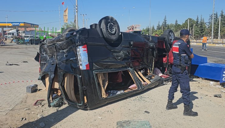 Tır, önünde seyreden 2 minibüse çarptı: 3 yaralı