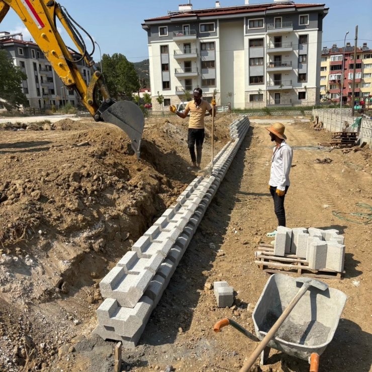 Bayırköy’de yarı olimpik yüzme havuzu önünde zemin güçlendirme çalışmaları sürüyor