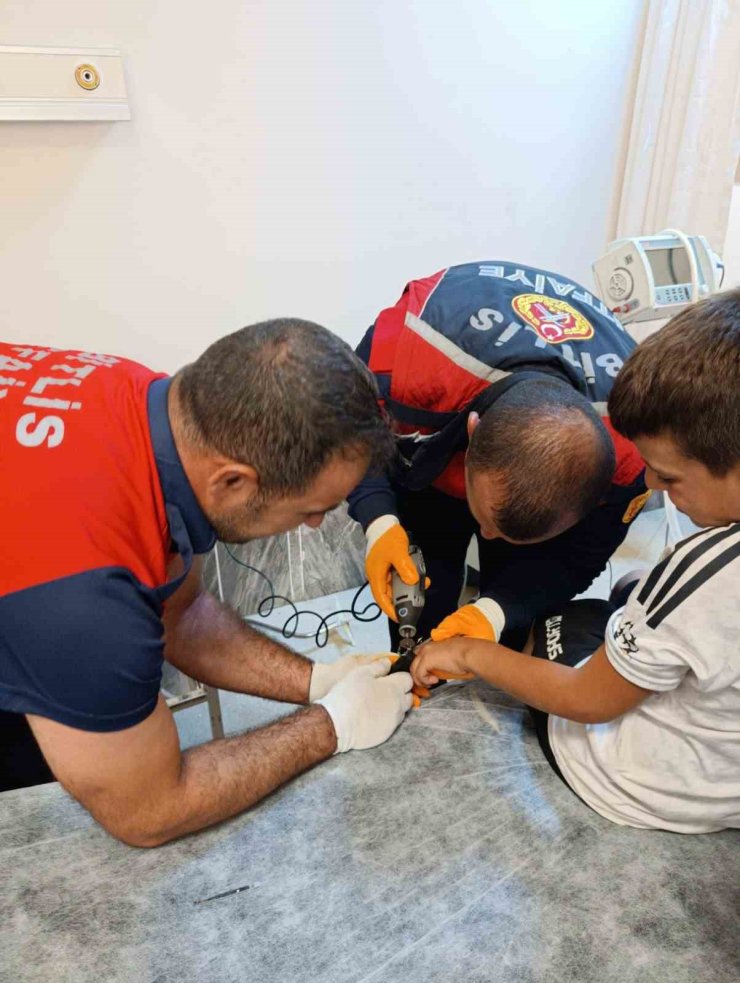 Çocuğun demir boruya sıkışan parmağını kurtarmak için itfaiye seferber oldu