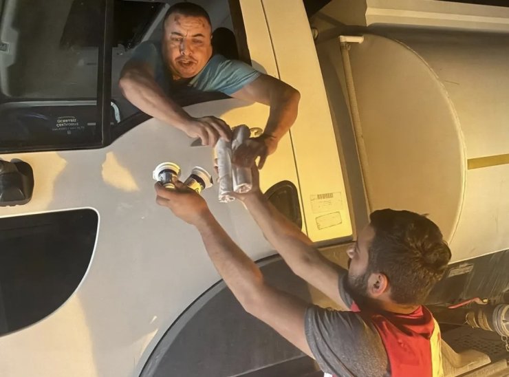 Kızılay’dan alevlerle mücadele eden ekiplere destek