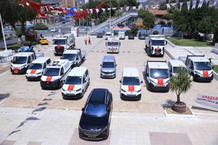 İncirliova Belediyesi 10 yeni hizmet aracını tanıttı
