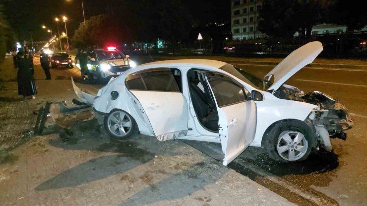 Samsun’da ağaca çarpan otomobil hurdaya döndü: 1 yaralı