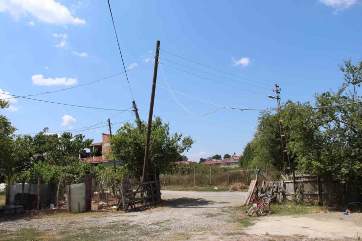 Yıkılmak üzere olan elektrik direği mahalleliyi korkutuyor