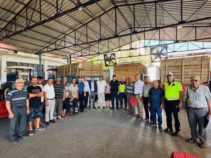 Bozdoğan’da traktörlere reflektör dağıtımı