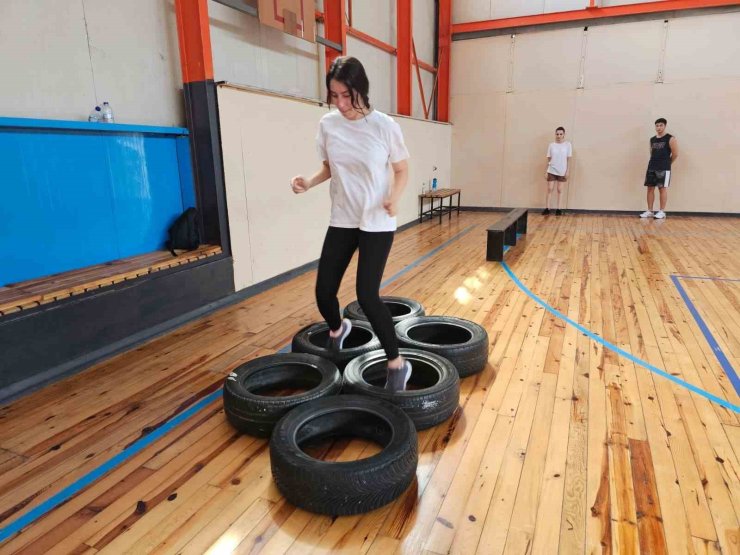 Gençler, üniforma için ter döküyor