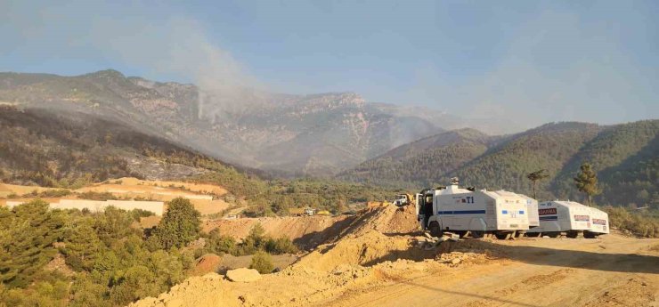 Hatay’da yangın bölgesine yakın mesafedeki 2 mahallede bin 115 kişi tahliye edildi