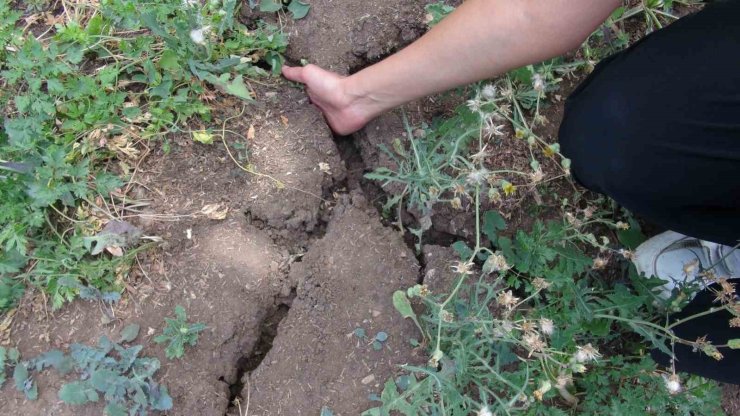 Derenin kuruduğunu ilk kez gördüler: Çiftçiler imece usulü ayakta