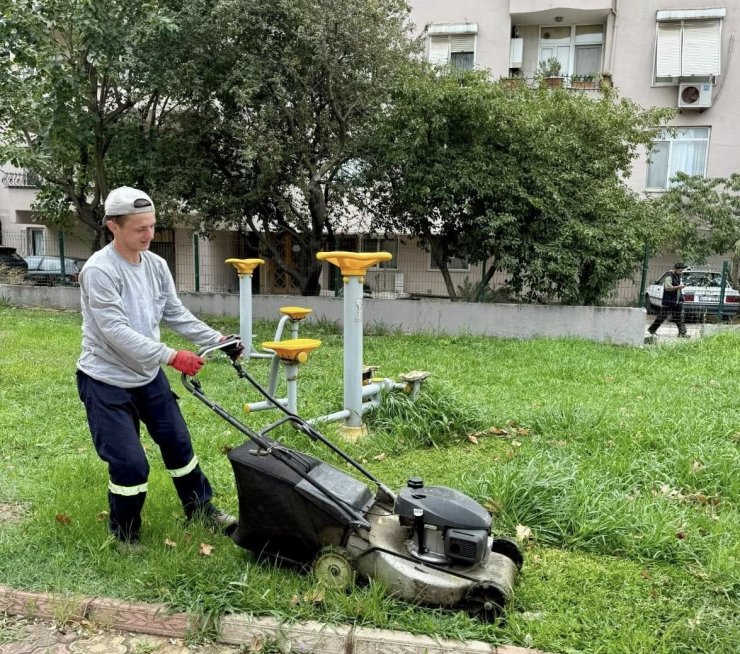 Körfez’de yeşil alanların bakımı yapılıyor