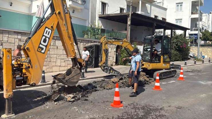 Bodrum’da su hattı patladı, işyeri ve depo sular altında kaldı