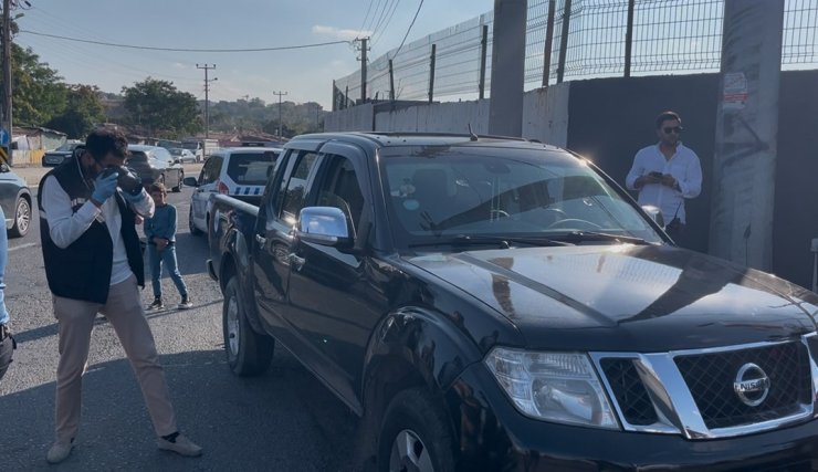 Seyir halindeki arabayı kurşun yağmuruna tuttular