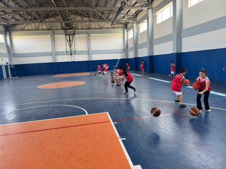 Vanlı minikler basketbol ile yaz tatillerini değerlendiriyor