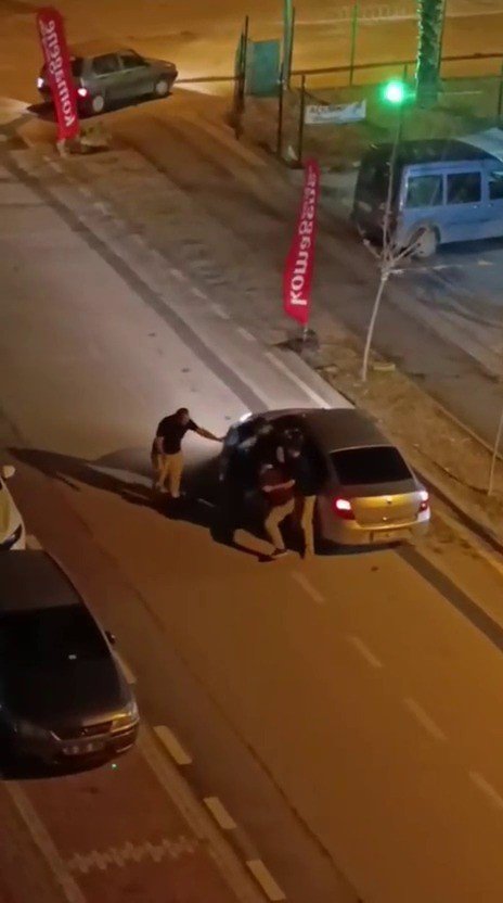 Yolunu kestikleri sürücüyü araçta darp ettiler