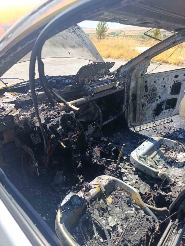 Elektrik aksamından yangın çıktı, otomobil kullanılamaz hale geldi