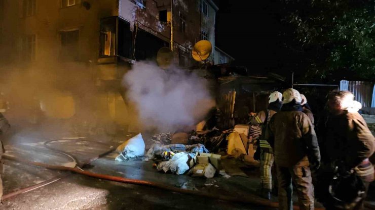 Avcılar’da çorap üretim atölyesi alevlere teslim oldu