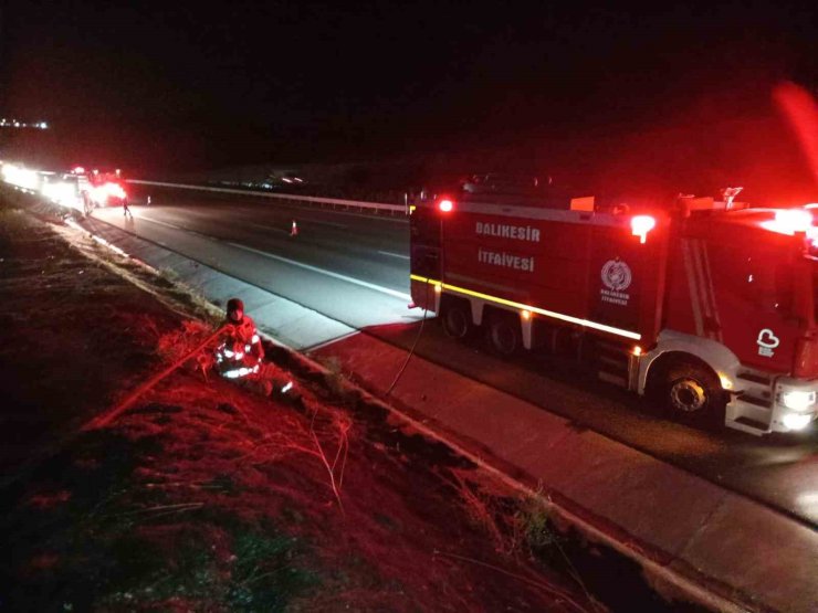 Balıkesir’ de otoyolda yanan tır ot yangına sebep oldu