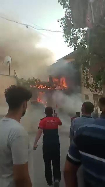 Tek katlı evde çıkan yangın mahalleliyi korkuttu