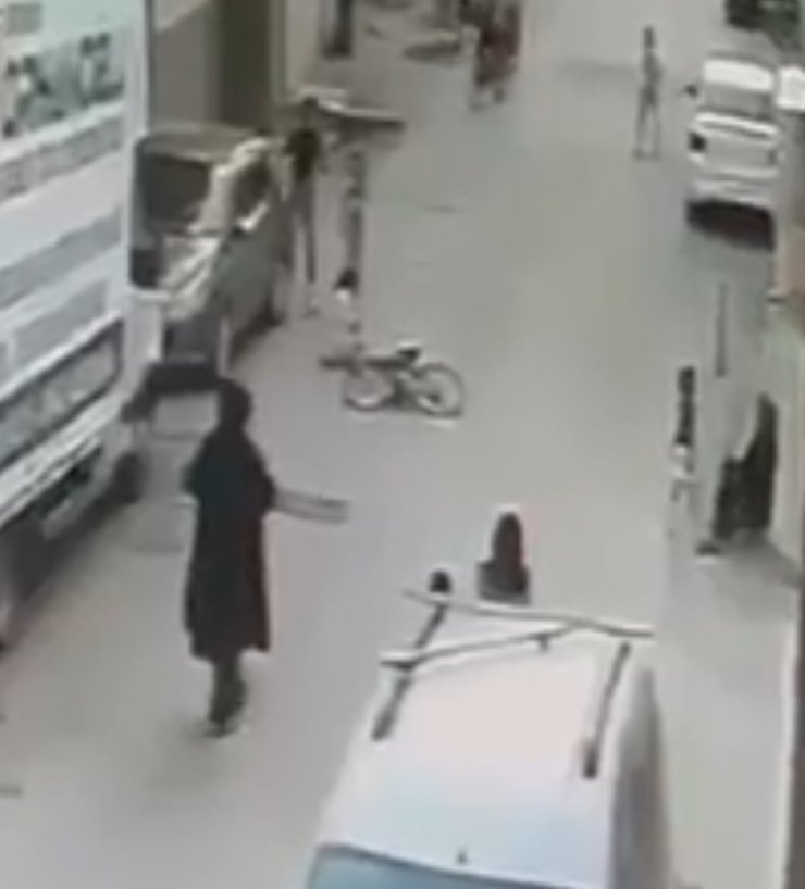 Bisikletiyle kontrolden çıkan çocuk otomobile çarptı, kaza anı kamerada