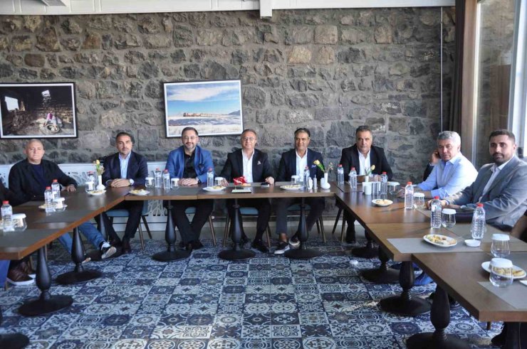 Gazi Kars Eğitim ve Kültür Vakfı yönetimi basınla buluştu