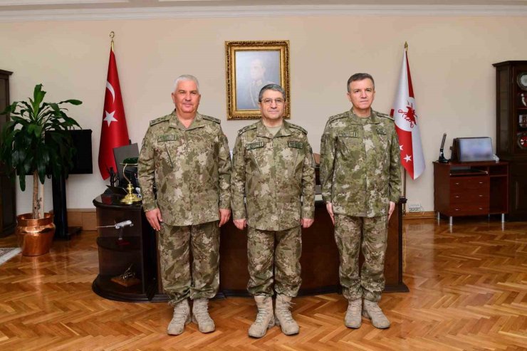 Kara Kuvvetleri Komutanı Orgeneral Bayraktaroğlu 2 ve 3’üncü Ordu Komutanlıklarında düzenlenen devir teslim törenlerine katıldı