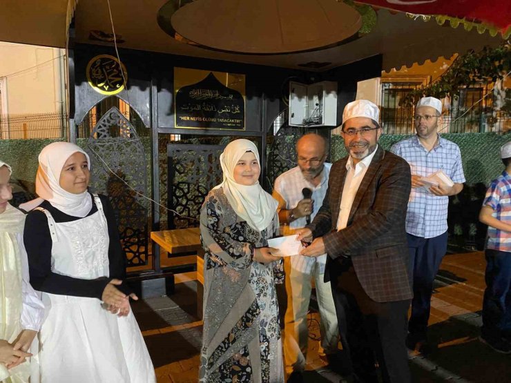 Vefa gecesinde Kur’an kursu öğrencileri ödüllerini aldı