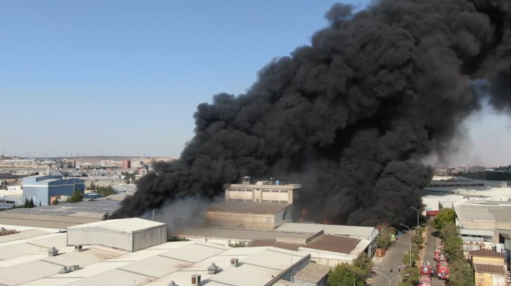 Gaziantep’te geri dönüşüm fabrikasındaki yangın havadan görüntülendi