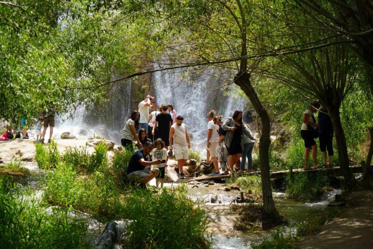 Kavurucu sıcaklarda Girlevik Şelalesinde serinliyorlar