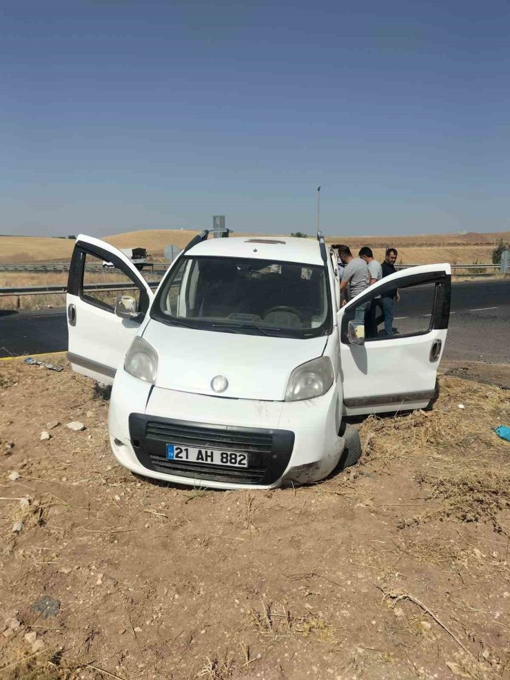 Diyarbakır’da hafif ticari ile otomobil çarpıştı: 5 yaralı