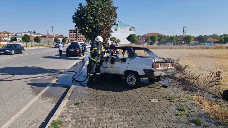 Ağaca çarpan otomobil yandı: 1 yaralı