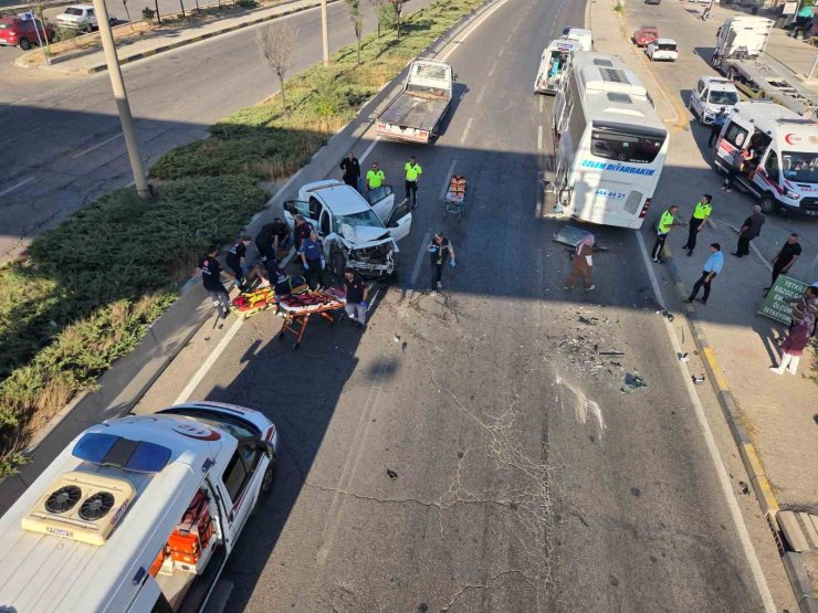 Başkentte otomobil otobüse çarptı: 2 yaralı