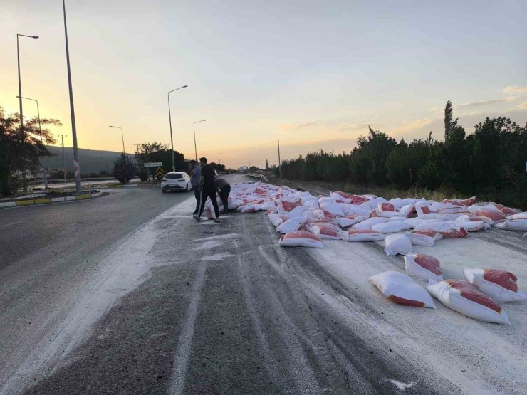 Tırın lastiği patladı un çuvalları yola savruldu