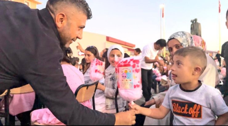 Hayırsever iş insanı Kaya’da 3 bin çocuğa pamuk şekeri ikramı