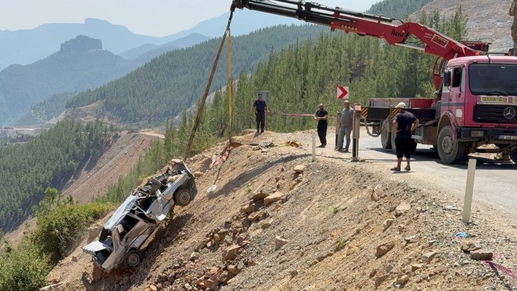 Adana’da 5 kişiye mezar alan otomobil uçurumdan çıkarıldı