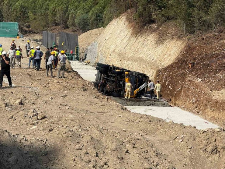 Devrilen vinçte yangın çıktı, ilk müdahaleyi orman ekipleri yaptı
