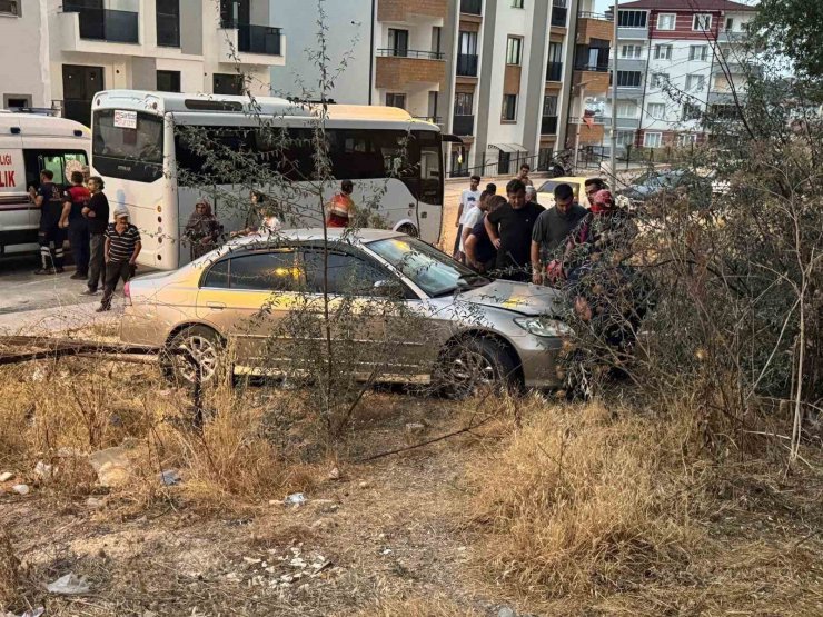Minibüsle otomobil çarpıştı, yaya kaldırımındaki vatandaş yaralandı