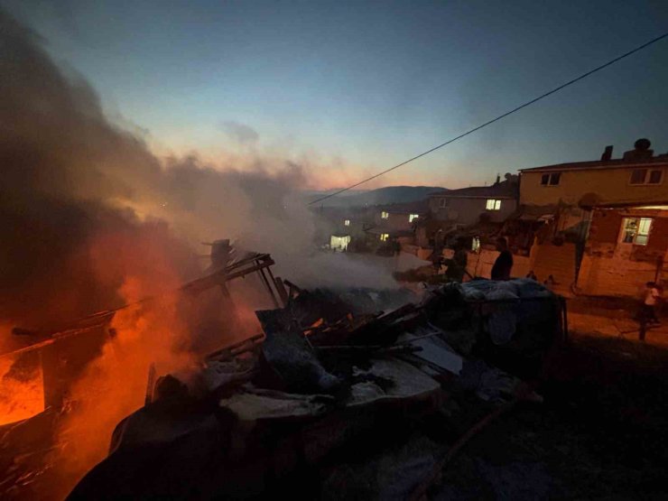 Erdek’te baraka yangını söndürüldü