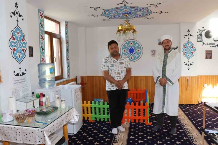 Yol kenarındaki cami yolcuların uğrak yeri