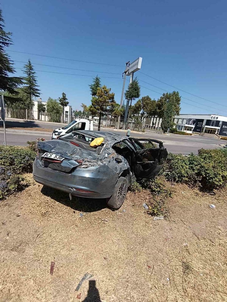 Takla atan araçtaki 9 yaşındaki çocuk hayatını kaybederken 4 kişi yaralandı