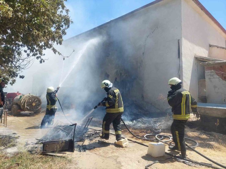 Karaman’da tahtaların tutuşması sonucu çıkan yangında alevler çatıya sıçradı