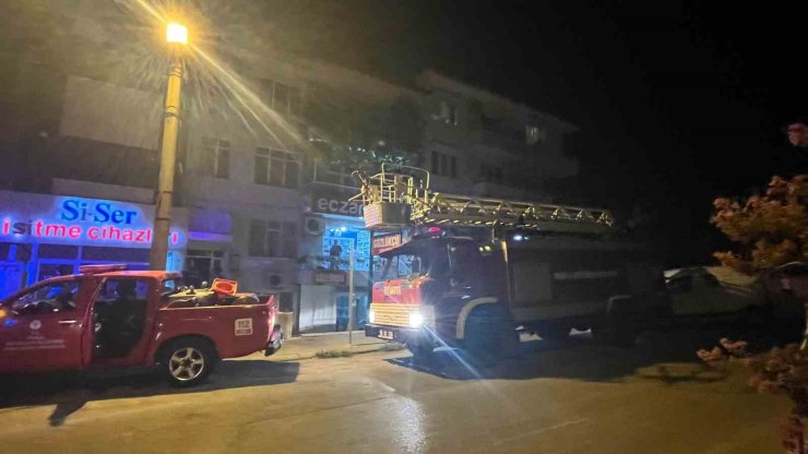 Menteşe’de çatıya atılan sigara itfaiyeli alarma geçirdi