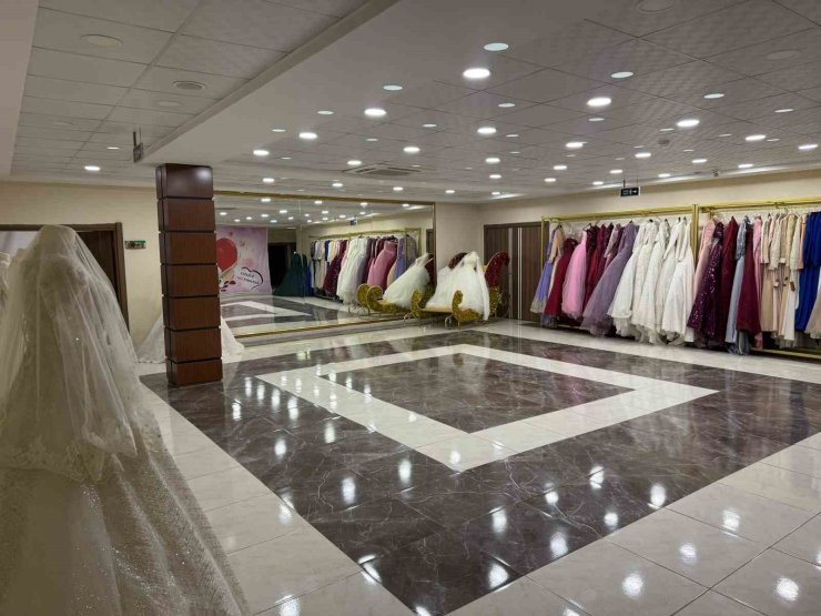 Siirt Belediyesi’nden evlenen çiftlere ücretsiz gelinlik ve danışmanlık hizmeti