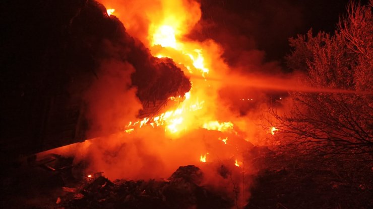 Çorum’da çöp yüklü tır alev alev yandı