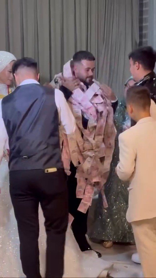 Bursa’da damadı paraya boğdular