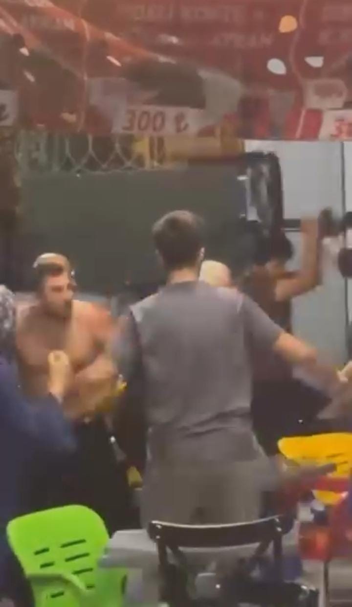 Bursa’da esnaf kavgası kamerada: Sandalyeler havada uçuştu