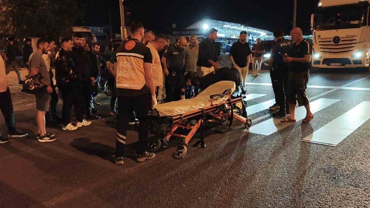 Yola aniden fırlayan yayaya motosiklet çarptı 1 yaralı