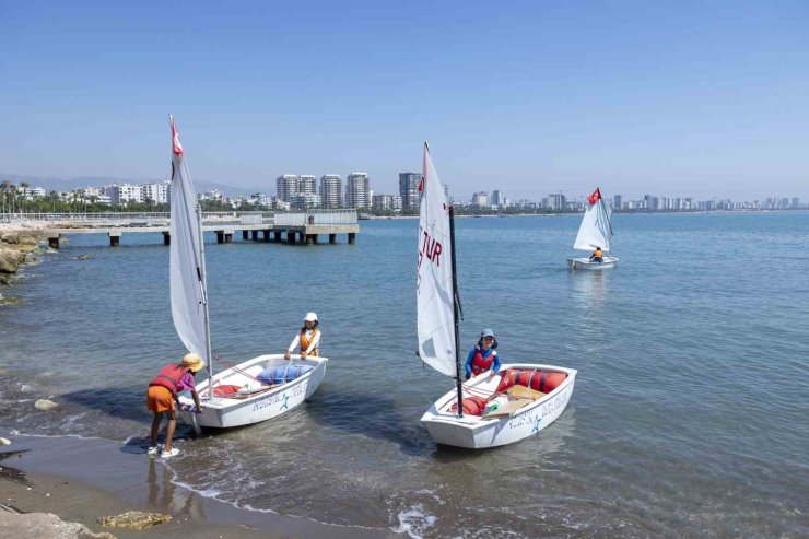 Mersin’de gençler ücretsiz kurslarla yelken sporu öğreniyor