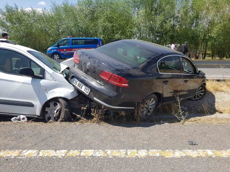 Ağrı İl Sağlık Müdürlüğü’ne ait makam aracı, Patnos dönüşünde kaza yaptı