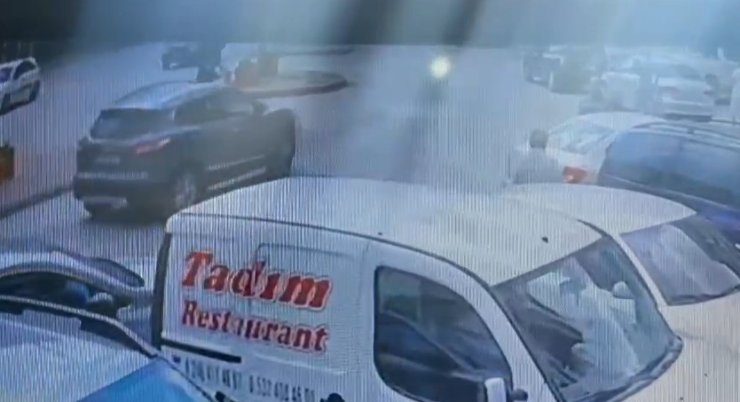 Otomobil ile motosikletin çarpıştığı kaza kamerada: 1 yaralı