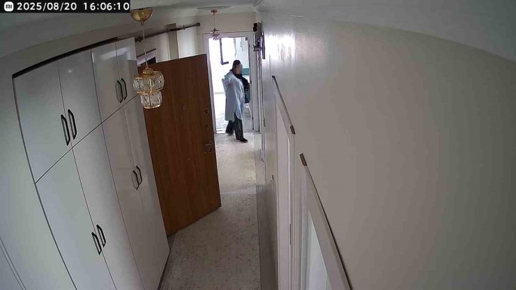 Kapıyı tıklatıp eve giren soyguncu kadınlar, kamerayı görünce panikledi