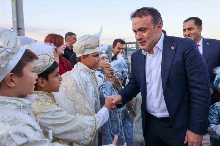 Koruma altındaki çocuklara özel sünnet düğünü renkli görüntülere sahne oldu